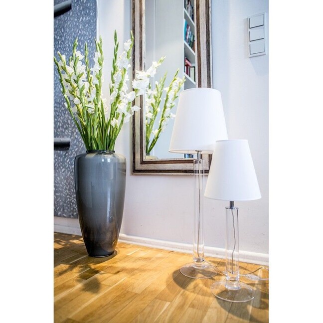 2 lampy podłogowe w salonie na drewnianej podłodze białe