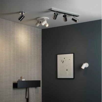 aranżacja reflektorów w łazience - srebrne i białe
