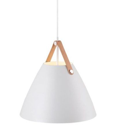 biała lampa w stylu skandynawskim - brązowe dodatki
