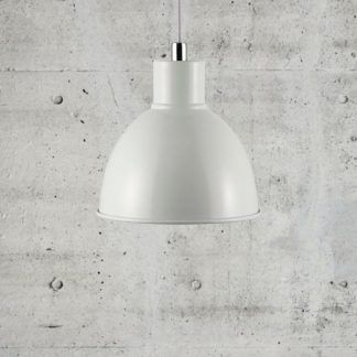 biała lampa wisząca na betonowej ścianie