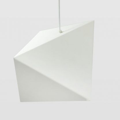 Biały przewód w lampie wiszącej origami do jadalni