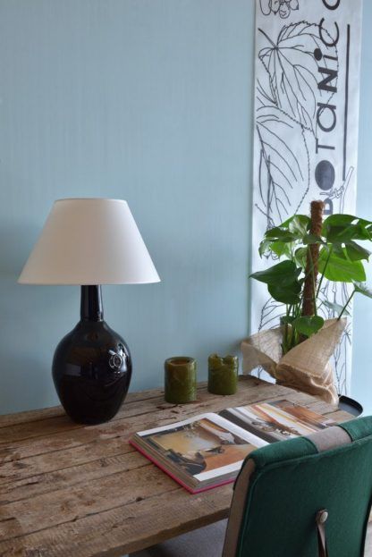 Czarna lampa na biurku w tle niebieskie ściany