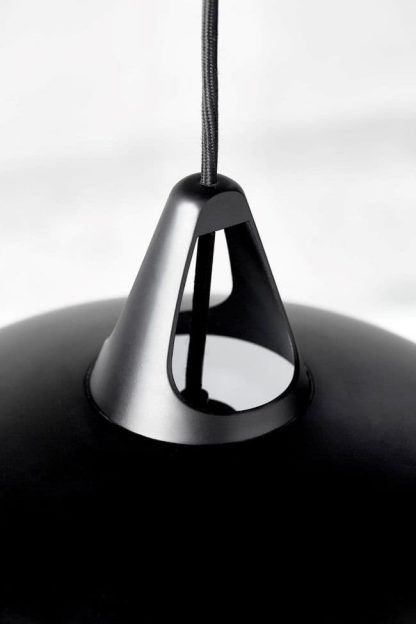 Czarna lampa wisząca z obłym kloszem do salonu