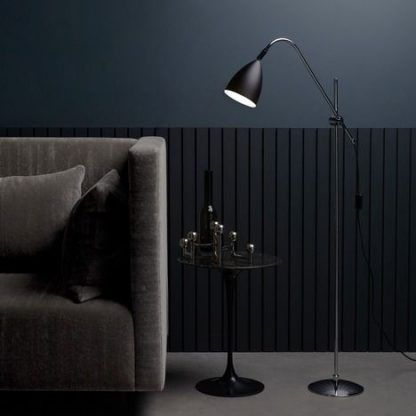 czarna nowoczesna lampa podłogowa do czarnej ściany