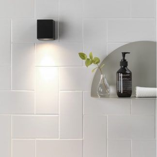 czarny kwadratowy kinkiet do cegły białej w łazience