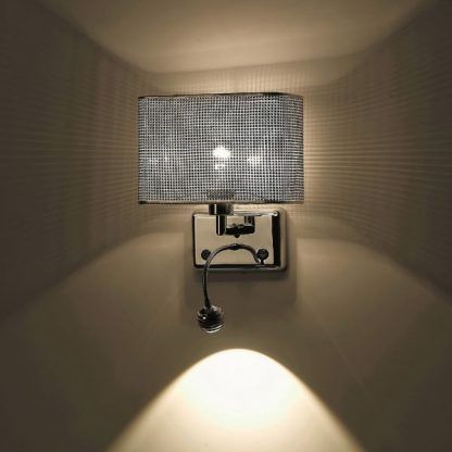 designerski kinkiet z lampką do czytania w sypialni - aranżacja