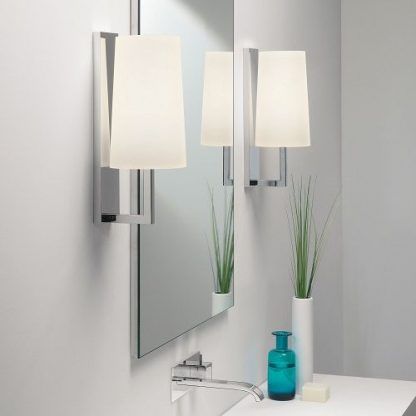 2 nowoczesne kinkiety obok lustra łazienkowego - białe abażury