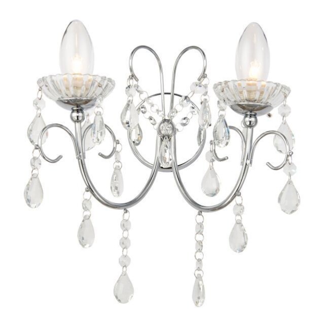 Kryształowy kinkiet Tabitha 61385 z dwoma świecznikowymi oprawkami na chromowanych ramionach. Elegancka lampa ścienna z dekoracyjnymi kryształami w kształcie kropli. Stylowe oświetlenie w klasycznym stylu do sypialni i salonów.