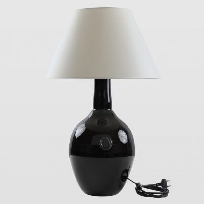 Klasyczna lampa stołowa z czarnym kloszem do sypialni