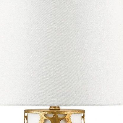 Klasyczny biały abażur w lampie stołowej do salonu