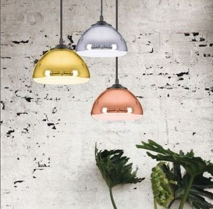 kolorowe lampy ze szkła na betonowej ścianie aranżacja