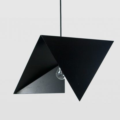 Lampa metalowa w kolorze czarnym do jadalni