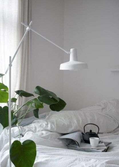 biała lampa podłogowa do sypialni aranżacja