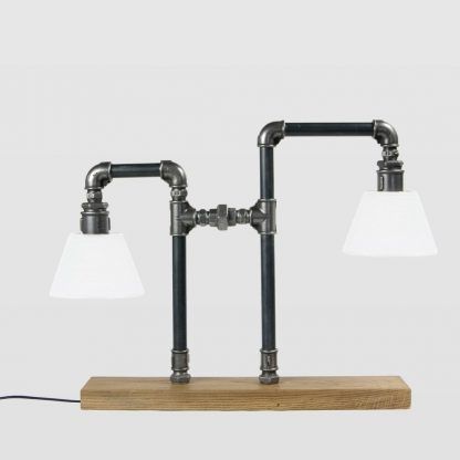 lampa stojąca z 2 żarówkami na drewnianej podstawie