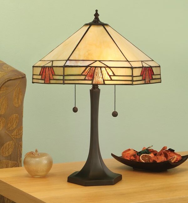 Lampa stołowa jasny klosz z czerwonymi elementami