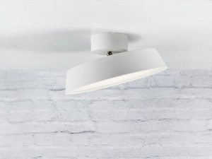 lampa sufitowa z możliwością przekręcania - ceglana ściana