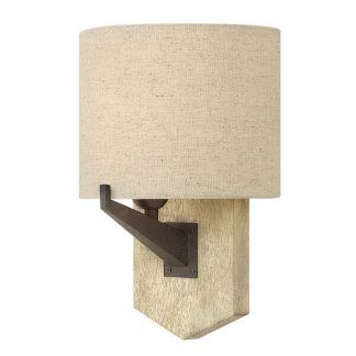 Lampa wisząca na drewnianej podstawie z beżowym abażurem