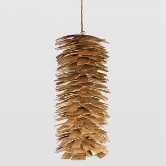 lampa wiszaca podobna do szyszki z gontowych listewek drewna