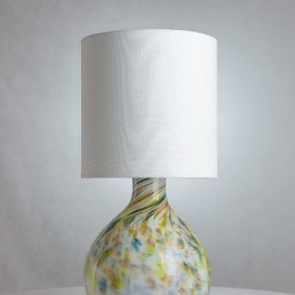 Lampa z białym abażurem ze szklaną podstawą w cętki
