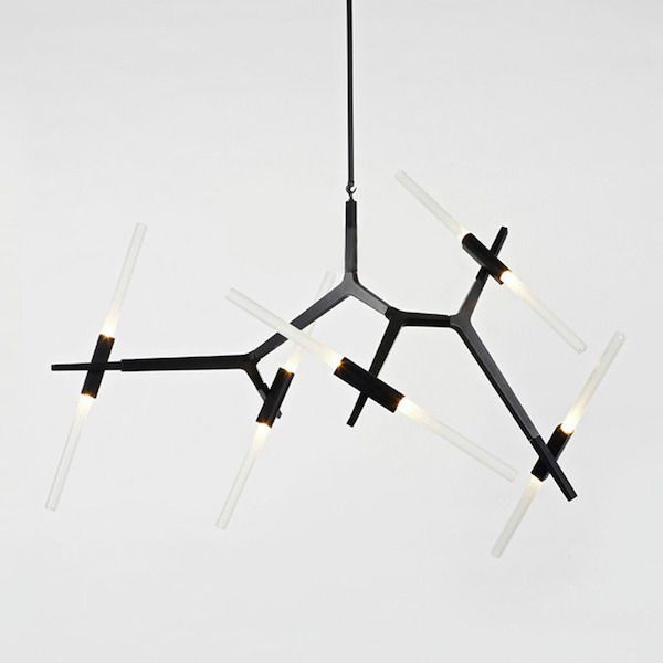 Czarna modernistyczna lampa wisząca Sticks 10 z geometryczną konstrukcją składającą się z połączonych ramion zakończonych przezroczystymi, szklanymi tubami świetlnymi.
