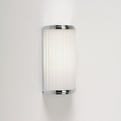 szklany półokrągły kinkiet ze szkła w prążki