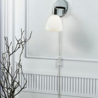 Kinkiet Ray chromowany z białym szklanym kloszem, lampa łazienkowa na kablu do montażu przy lustrze, oświetlenie ścienne w nowoczesnej białej łazience.