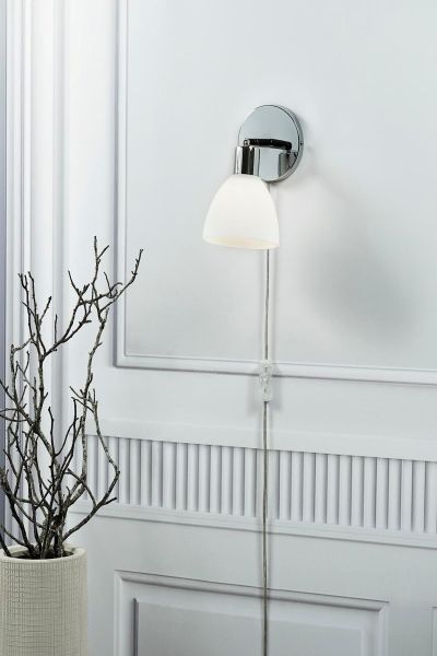 Kinkiet Ray chromowany z białym szklanym kloszem, lampa łazienkowa na kablu do montażu przy lustrze, oświetlenie ścienne w nowoczesnej białej łazience.