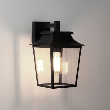 lampa zewnętrzna klasyczna na ganek domu jednorodzinnego