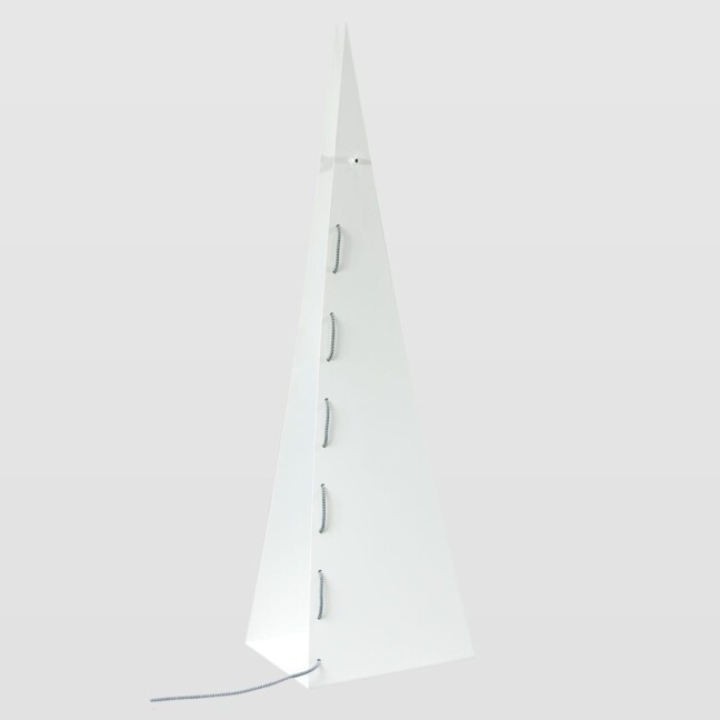Wyeksponowanie kabla w białej lampie origami salon
