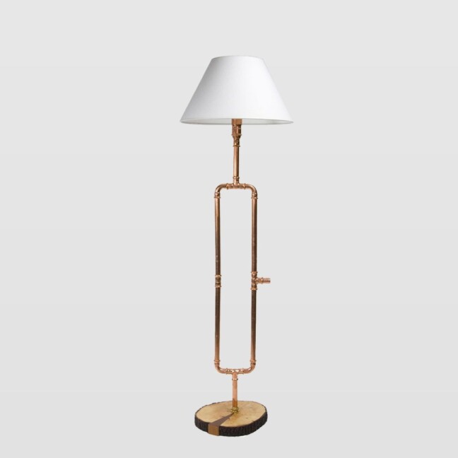 Lampa z rurek drewnianą podstawą i białym abażurem