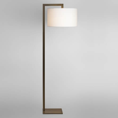mosiężna lampa podłogowa z białym nowoczesnym abażurem
