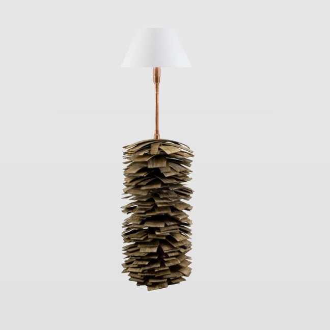 lampa podłogowa z drewnianych listewek i miedzianą rurą