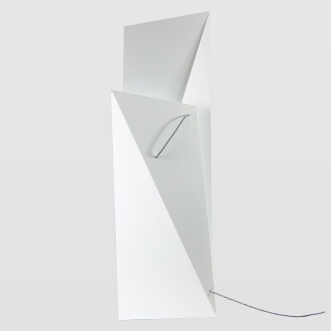 Biała lampa geometryczna z metalu do sypialni