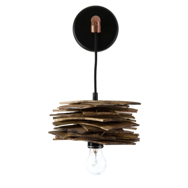lampa ścienna z drewna i z rur z miedzi z żarówką