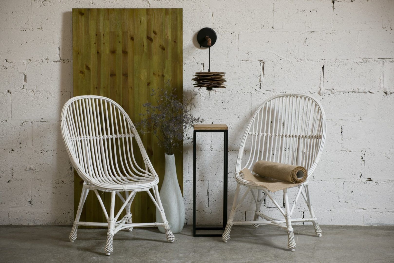 Lampa ścienna Shingle - drewniana z rurką miedzianą