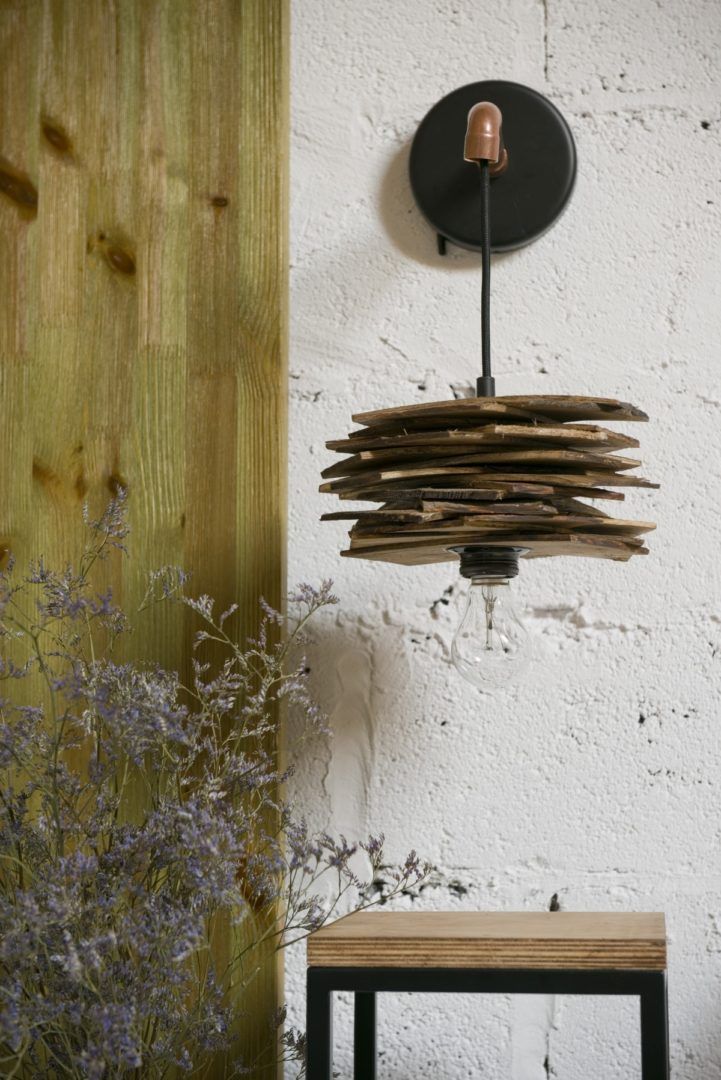 Lampa ścienna Shingle - drewniana z rurką miedzianą