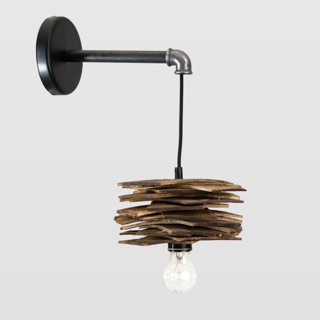 Lampa z czarnym przewodem i drewnianym kloszem