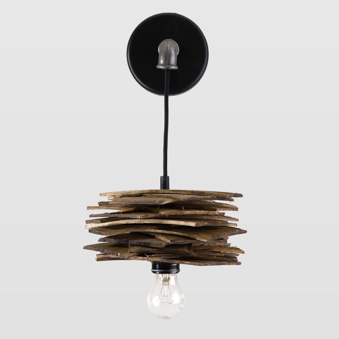 Lampa ścienna Shingle - drewniana z rurką stalową