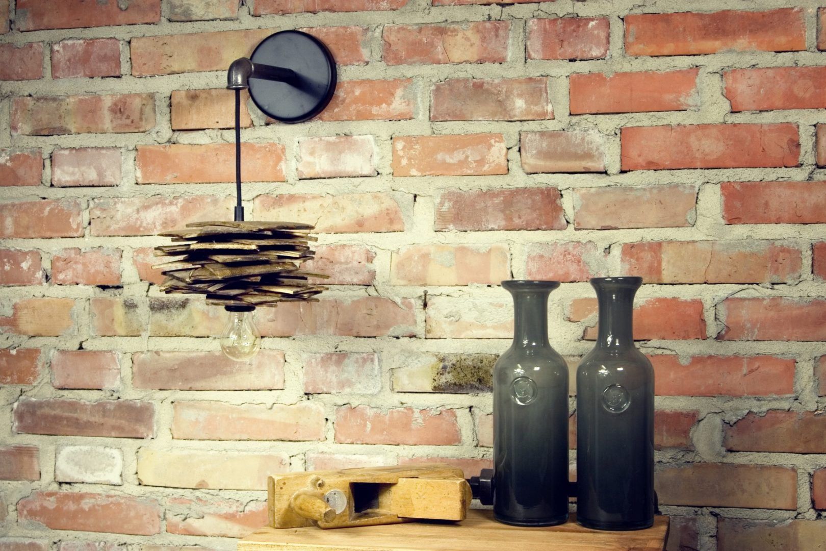 Lampa ścienna Shingle - drewniana z rurką stalową