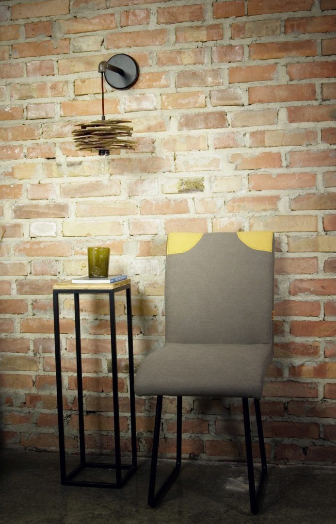 Lampa ścienna Shingle - drewniana z rurką stalową