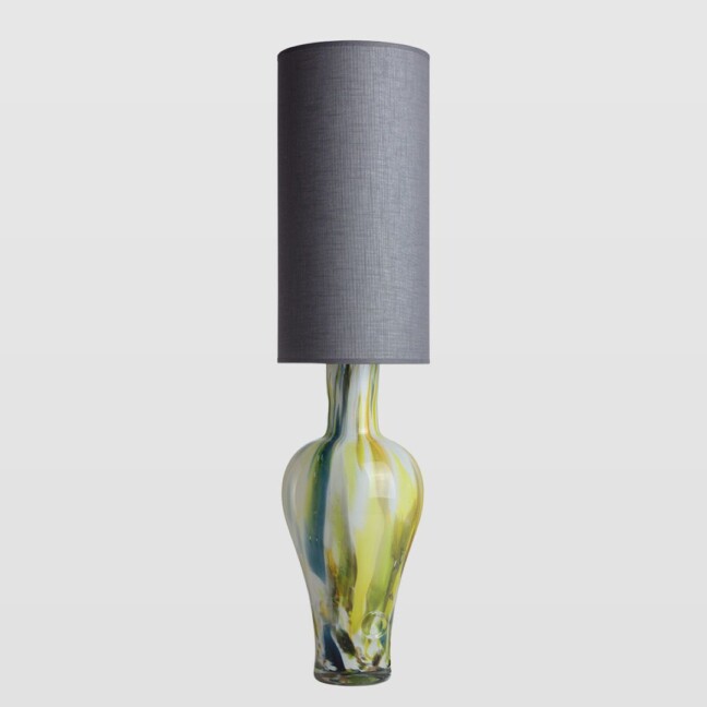 lampa z szarym cienkim abażurem - kolorowe szkło
