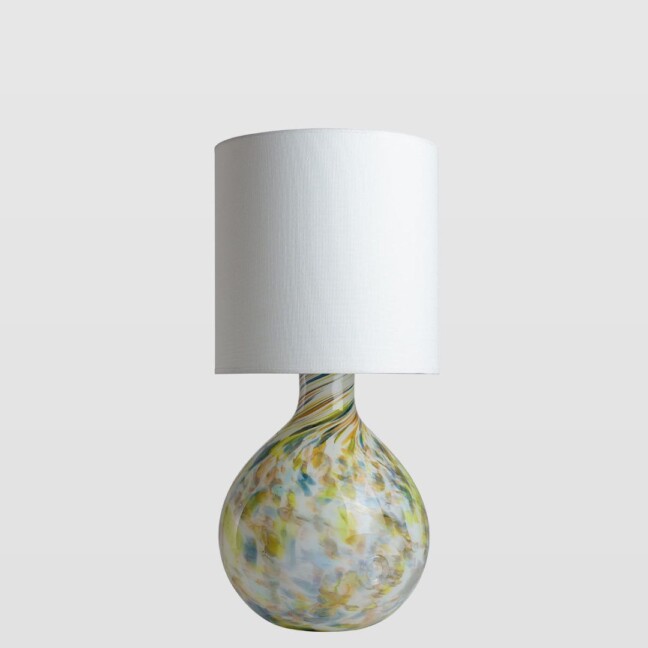 Lampa stołowa z podstawą w cętki z białym abażurem do salonu
