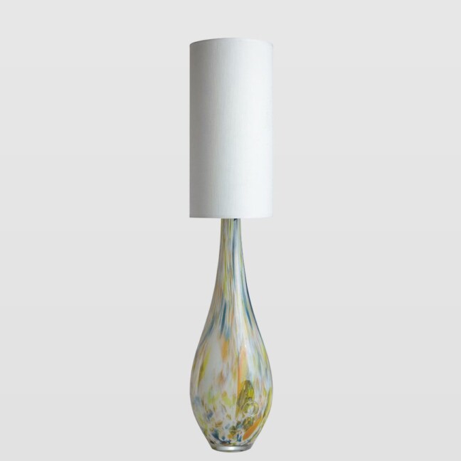 Lampa do sypialni ze szklaną podstawą w cętki i białym abażurem