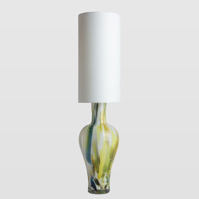 Lampa z białym abażurem i podstawą szklaną do jadalni