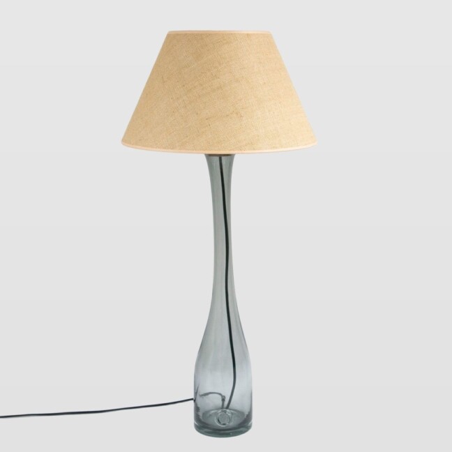 Wysoka smukła lampa stołowa z beżowym abażurem