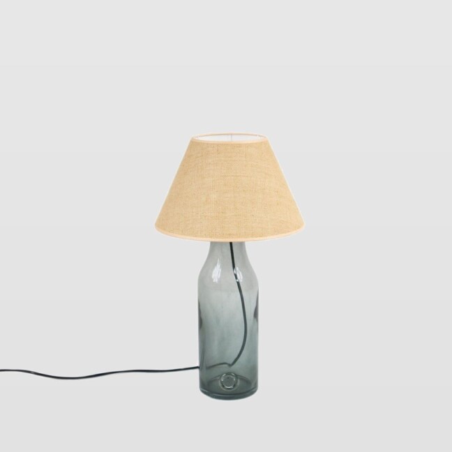 Lampa szklana z beżowym abażurem i czarnym przewodem