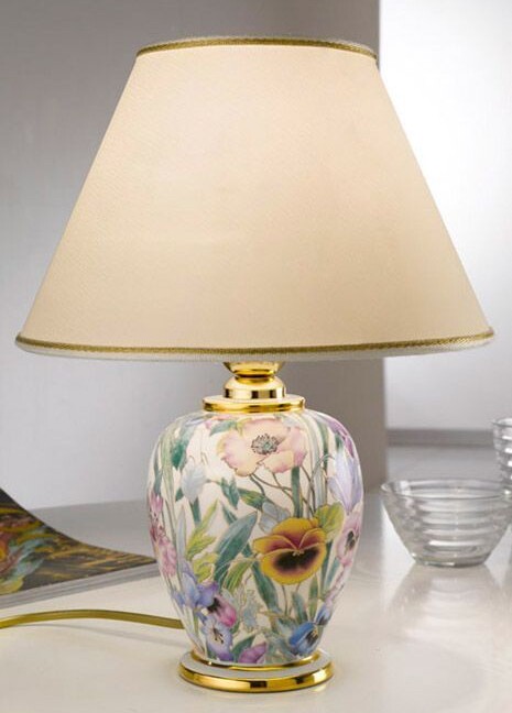 ceramiczna lampa stołowa z kwiatami i abażurem ecru