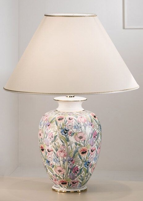 duża lampa stołowa z kwiecistymi wzorami i delikatnym abażurem