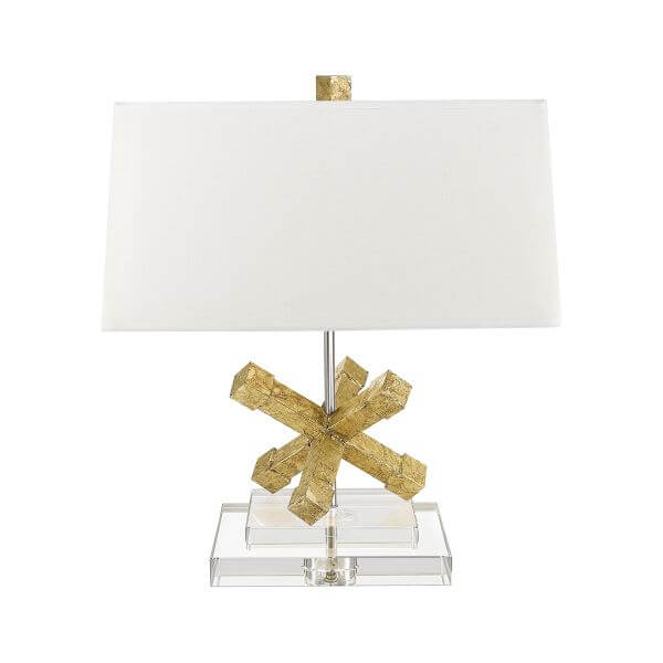 Lampa z białym abażurem i złotym elementem w podstawie