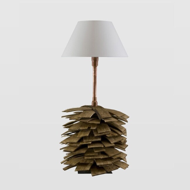 Lampa z drewnianą podstawą z miedzianymi elementami